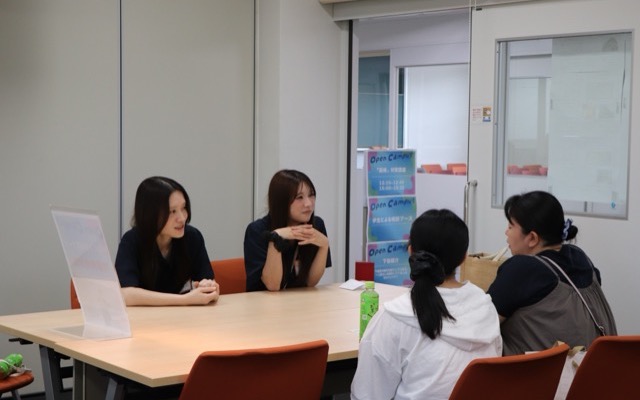 在学生との交流の様子