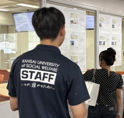 保護者と一緒に相談する様子