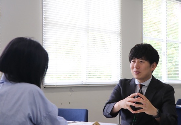 資料を見ながら1対1で相談する様子