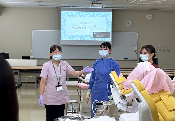 助産シミュレーターを使った学科体験の様子