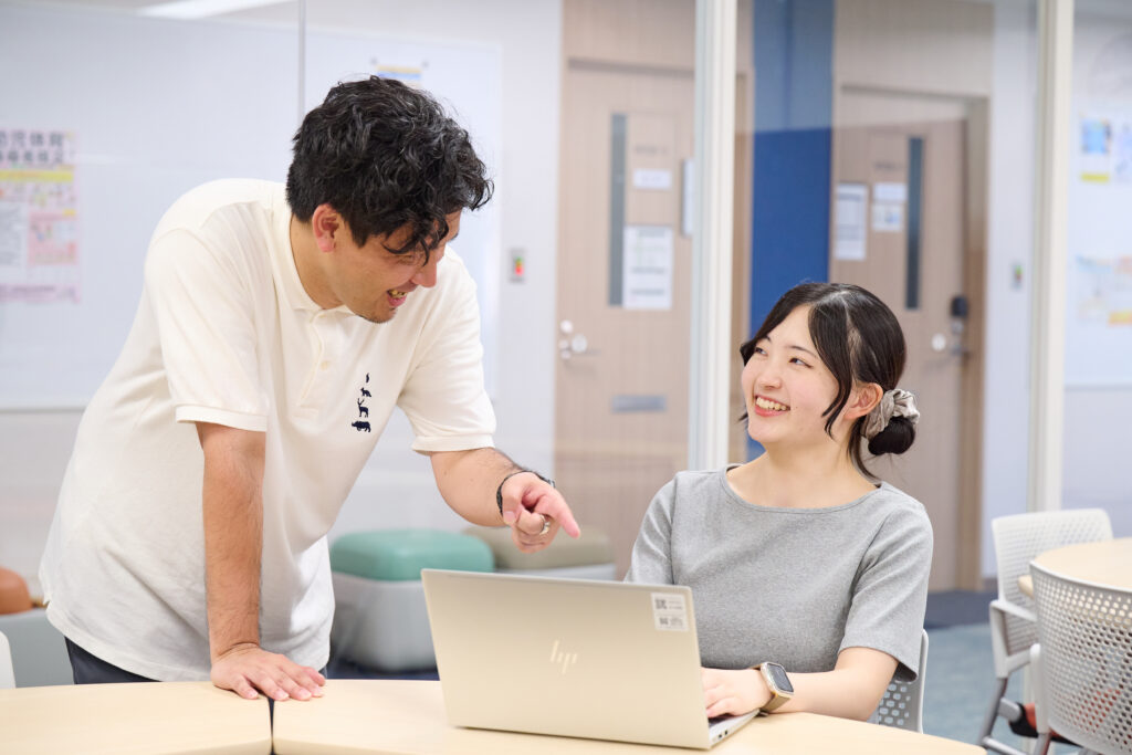 先生から研究内容の説明を受ける様子