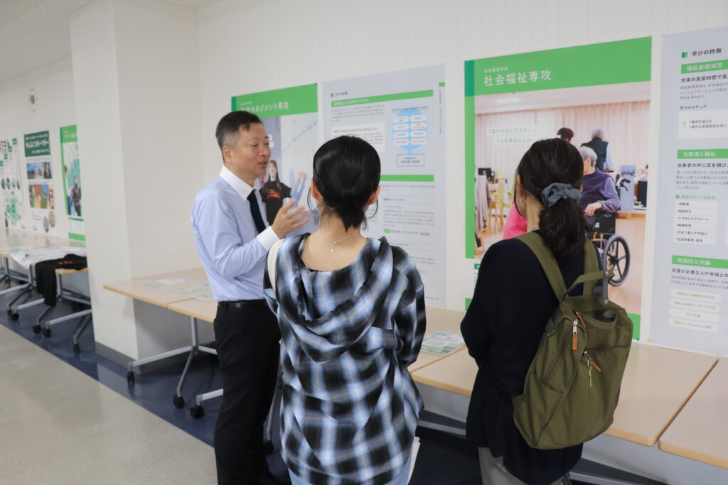 教室で学部の説明を受ける様子